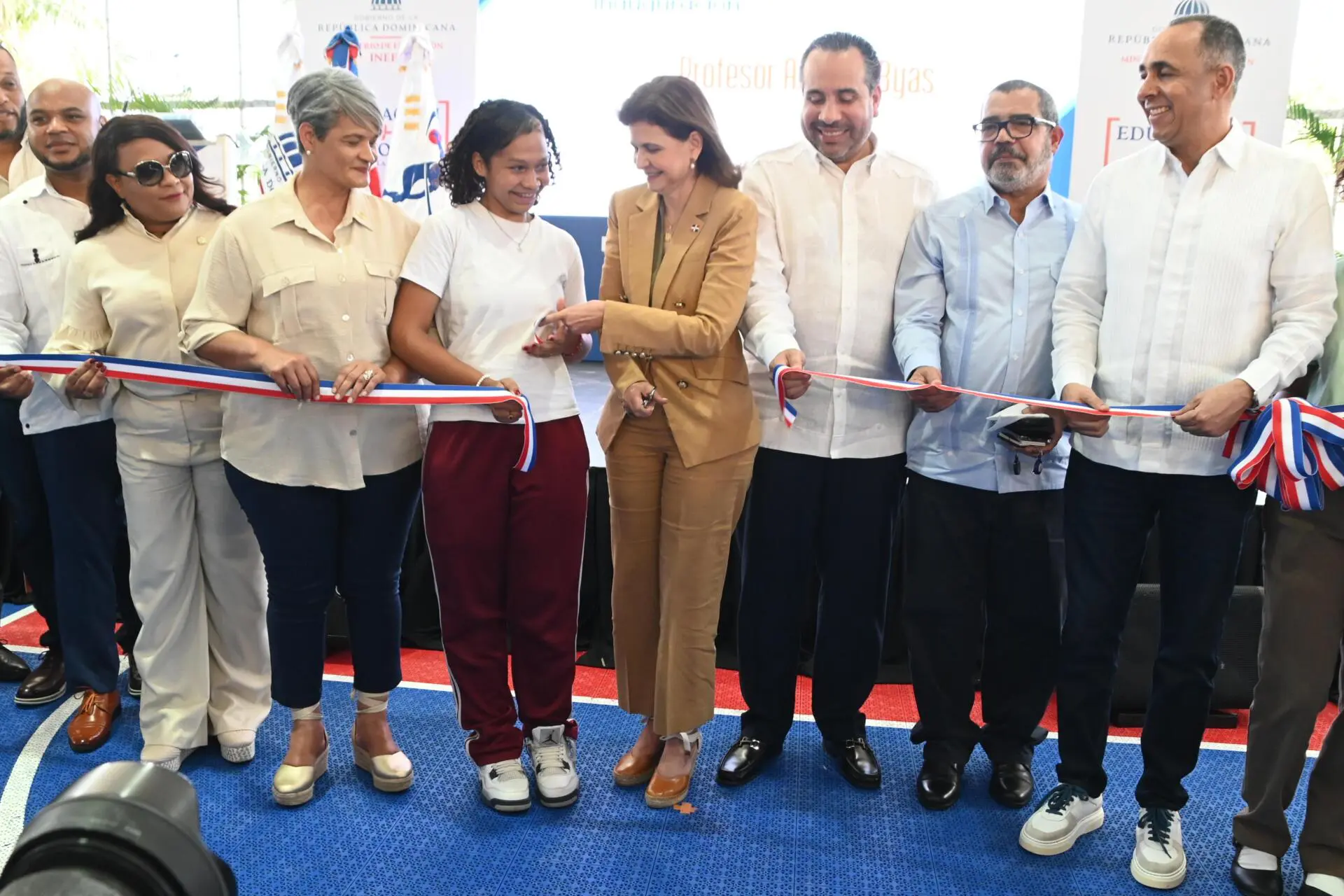 Raquel Peña y Alberto Rodríguez entregan polideportivo en SPM