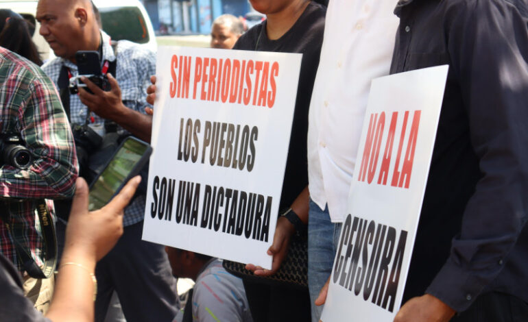 Comunicadores protestan en el Palacio Nacional para denunciar maltratos a la prensa