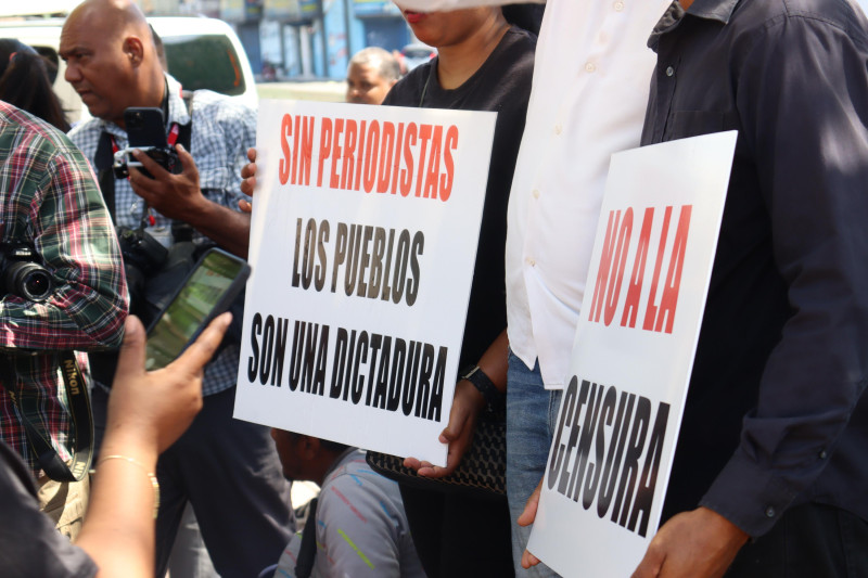 Comunicadores protestan en el Palacio Nacional para denunciar maltratos a la prensa