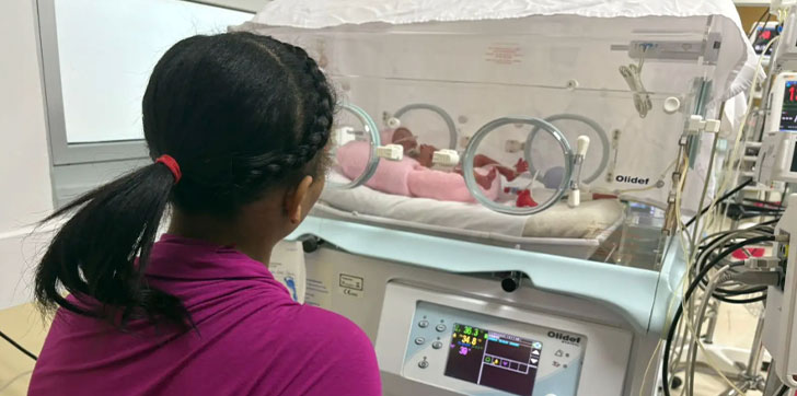 Madre primeriza da a luz con éxito a cuatrillizos en Santiago