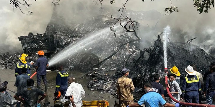 Avión de Air India con destino a Londres se estrelló en Ahmedabad con 242 personas a bordo