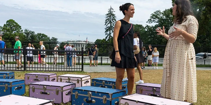 27 baúles frente a la Casa Blanca: homenaje a víctimas de campamento en Texas