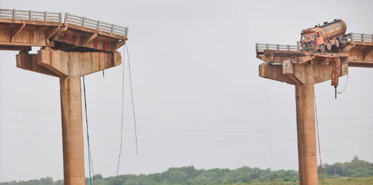 Derrumbe de puente en India deja 9 víctimas mortales y camión al borde del abismo