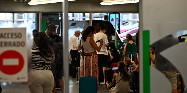 318 pasajeros atrapados más de 13 horas en el AVE Madrid-Málaga por colapso en vía férrea