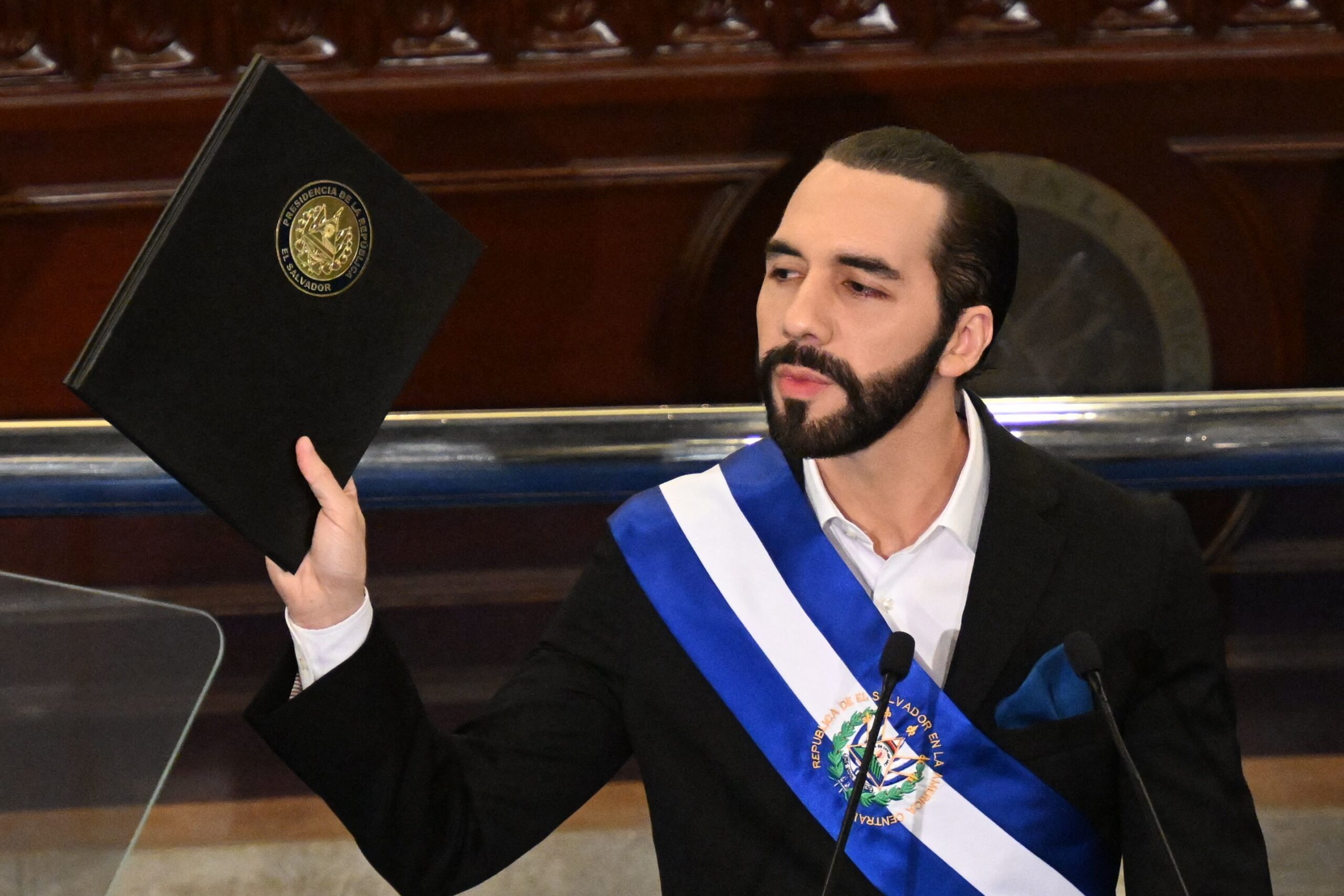 El Salvador aprueba reelección indefinida y extiende mandato presidencial a seis años