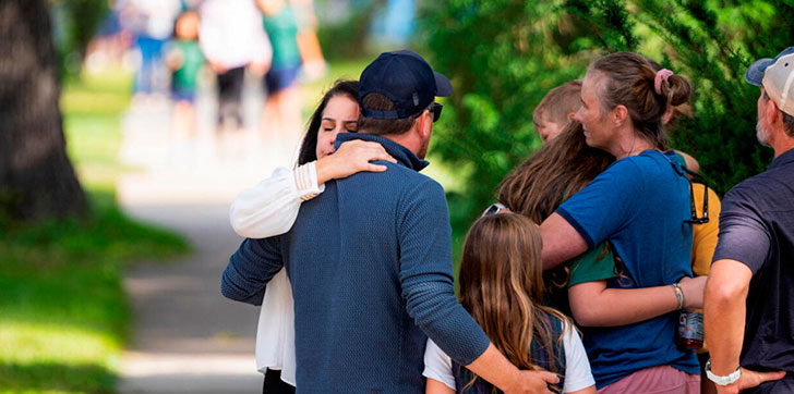 Tiroteo en escuela católica de Minneapolis deja dos muertos y más de 20 heridos