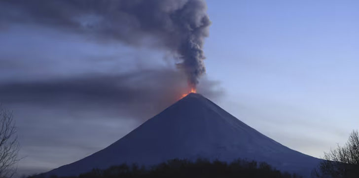 Entra en erupción un volcán en Rusia tras el potente terremoto que provocó evacuaciones