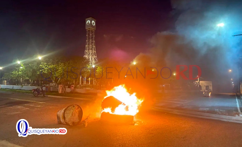 Pescadores montan protesta en Montecristi por desplome del valor de las anguilas