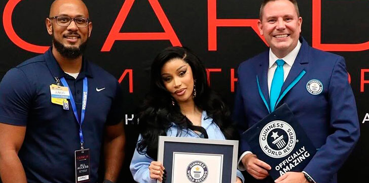 Cardi B rompe un récord Guinness tras vender la mayor cantidad de discos firmados en ocho horas