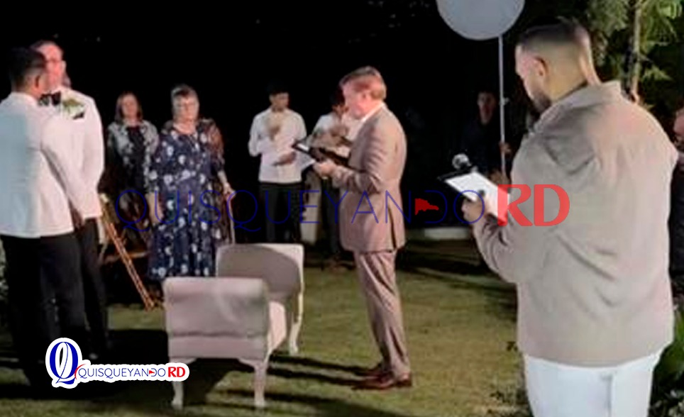 Polémica en redes tras boda oficiada por exembajador de EE.UU. Wally Brewster en Santiago