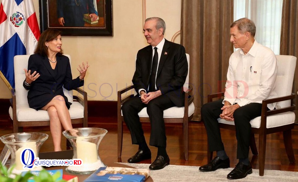 El presidente Luis Abinader se encuentra reunido este lunes en el Palacio Nacional con la gobernadora del estado de Nueva York, Kathy Hochul, en el marco de una visita oficial destinada a fortalecer los lazos de cooperación, comercio y desarrollo bilateral entre ambas administraciones.