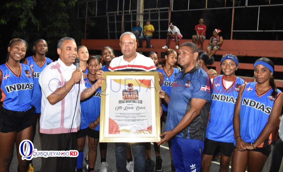 Las Indias Basketball Club reconocen a Otto Conce por su apoyo al baloncesto femenino