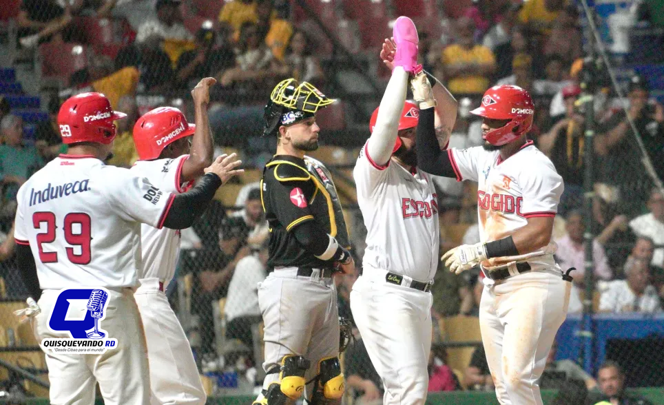 Jonrón de Guzmán y relevo escarlata guían a los Leones del Escogido al triunfo sobre las Águilas