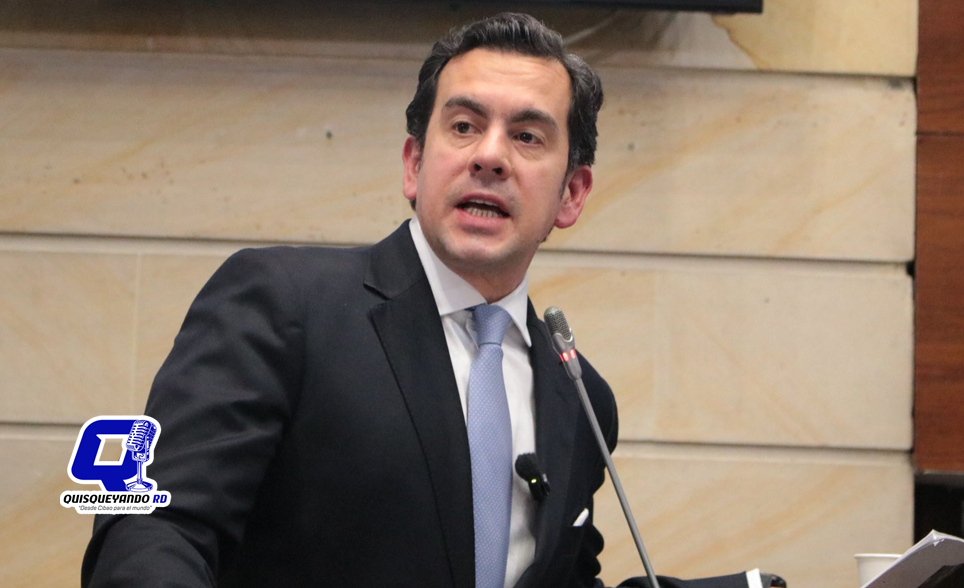 Presidente de Colombia destituye al ministro del interior en medio de tensiones políticas