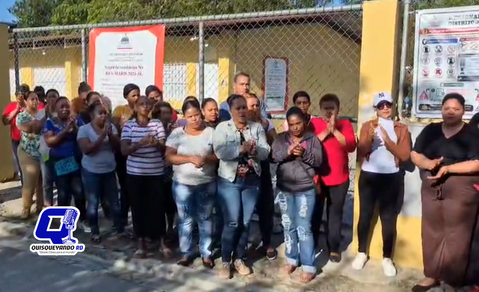 Padres cierran escuela Eugenio María de Hostos por grietas y temor a un posible colapso