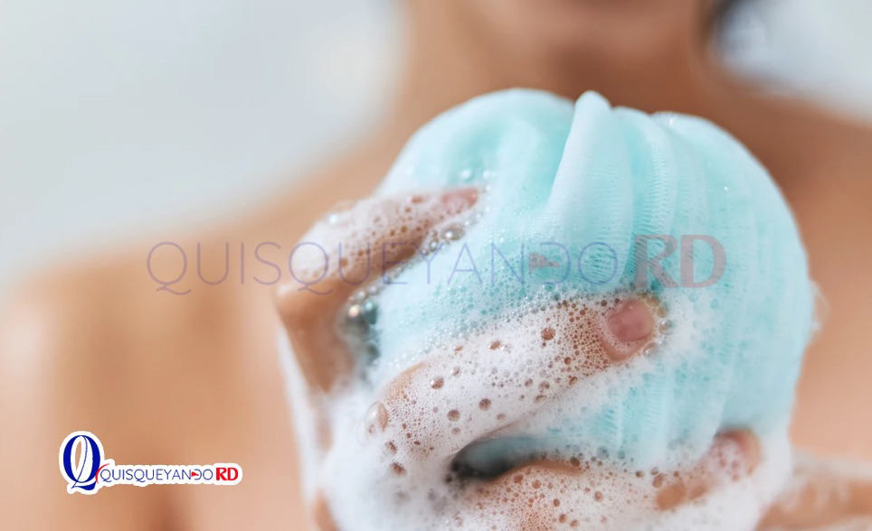 ¿Usas esponja de baño? Podrías estar exponiéndote a bacterias, alertan especialistas
