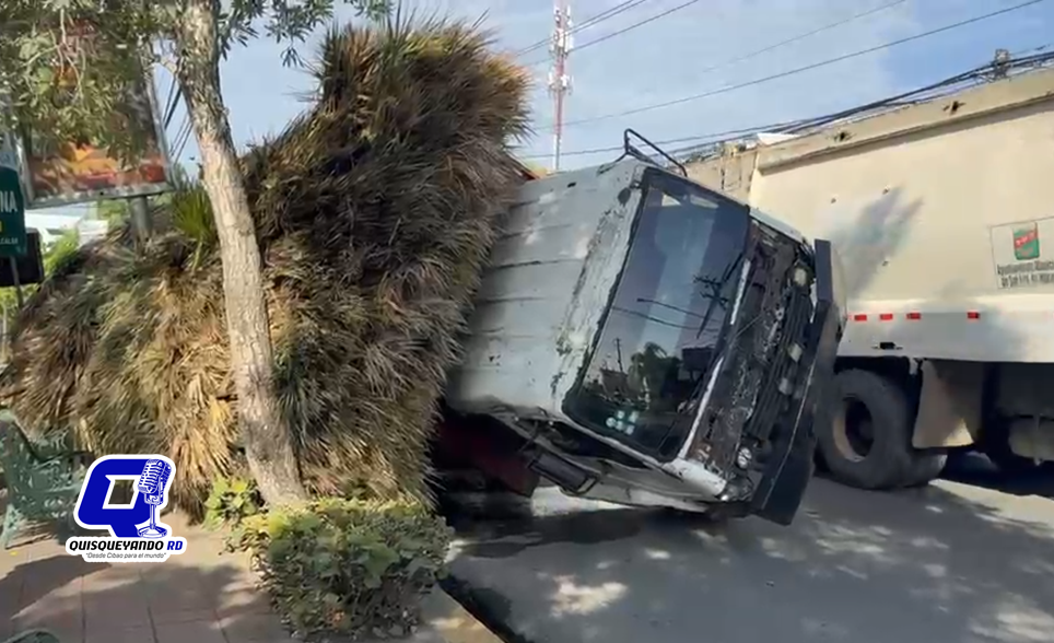 ¡Precaución en la vía! Camión se vuelca tras explotarle una goma en avenida Presidente Antonio Guzmán